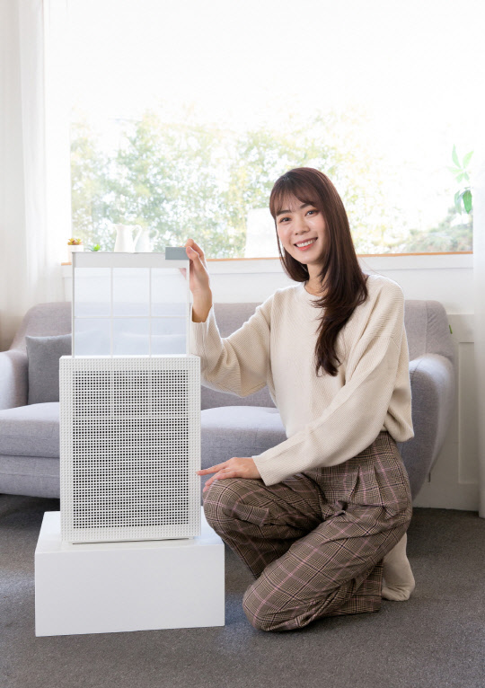 코웨이가 필터 관리 시점을 알아서 알려주고 자가관리에 특화된 혁신 디자인을 접목해 초간편 필터 세척과 교체가 가능한 '자가관리형 공기청정기 카트리지(AP-1019C)'를 출시한다. <코웨이 제공>